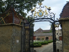 Entrée du château de Pierreclos.jpeg