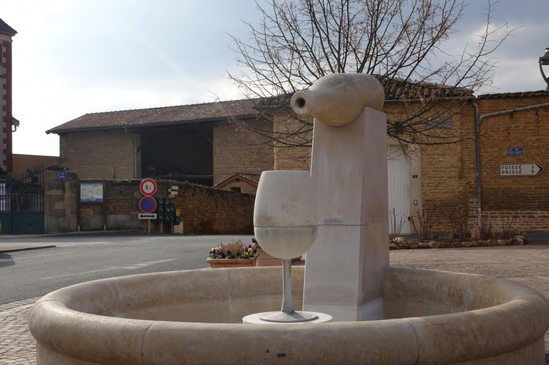 Fichier:Place du luminaire à Chaintré.jpeg