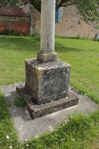 Fichier:SalornayEgliseExt (38).JPG