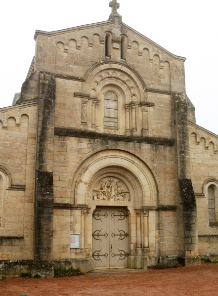 Fichier:Azé-Portail-Eglise.jpg