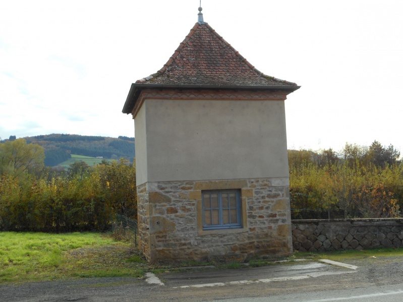 Fichier:Pigeonnier-place-de-clermain.JPG
