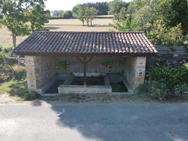 Fichier:Lavoir-du-bourg-montagny.jpg