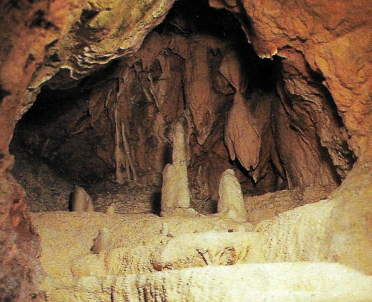 Fichier:Azé-Grotte-1.jpg