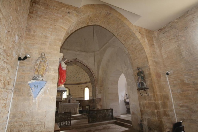 Fichier:Eglise de Chardonnay à l'intérieur.jpeg